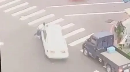 影/這款男友太狠心！逼女友搬家再趕下車　她慘遭拖行50米還被輾過