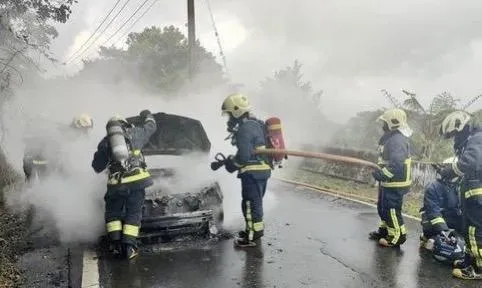 快訊/瑞芳106線火燒車　休旅車成火球車內2人急逃生