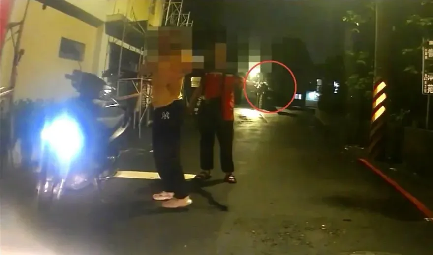 影/毒蟲持槍與警對峙騎車逃竄　遭警機車衝撞擊落壓制逮捕