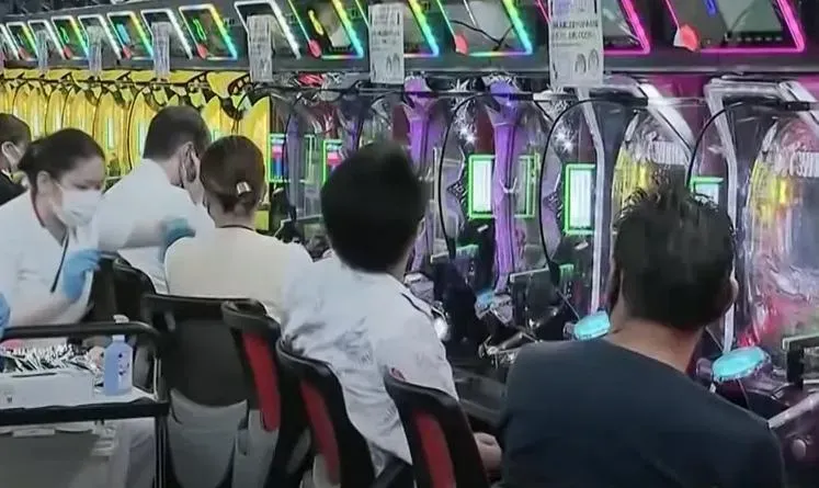 不爽被撿尾刀！男子在小鋼珠店「養台」衝高賠率　見被「割韭菜」贏大獎怒K人