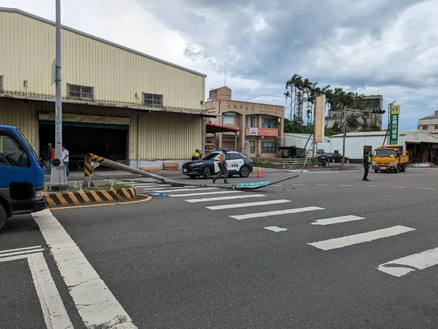 卡努災情/風太強！宜蘭市街頭號誌燈桿「整根折斷倒地」　堵路中央警急排除