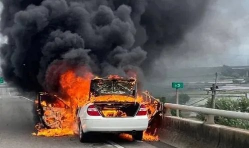 快訊/台74線轎車遭大火吞噬！　駕駛驚險逃生