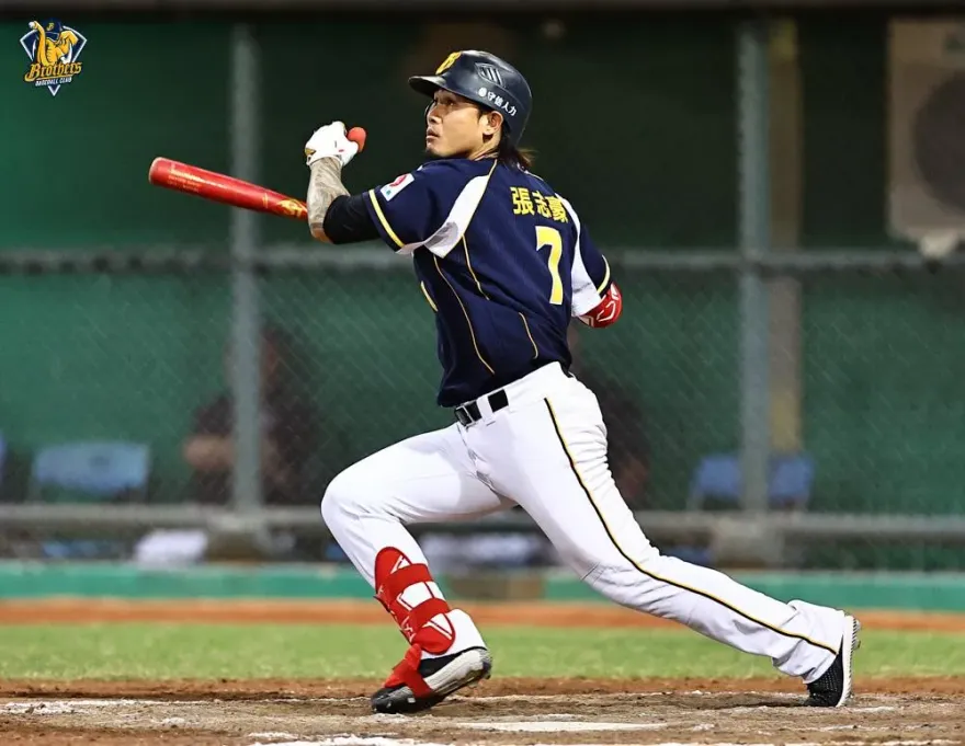 影/中信兄弟吃定統一獅「對戰7連勝」　張志豪美技守備…蘇智傑氣到砸頭盔