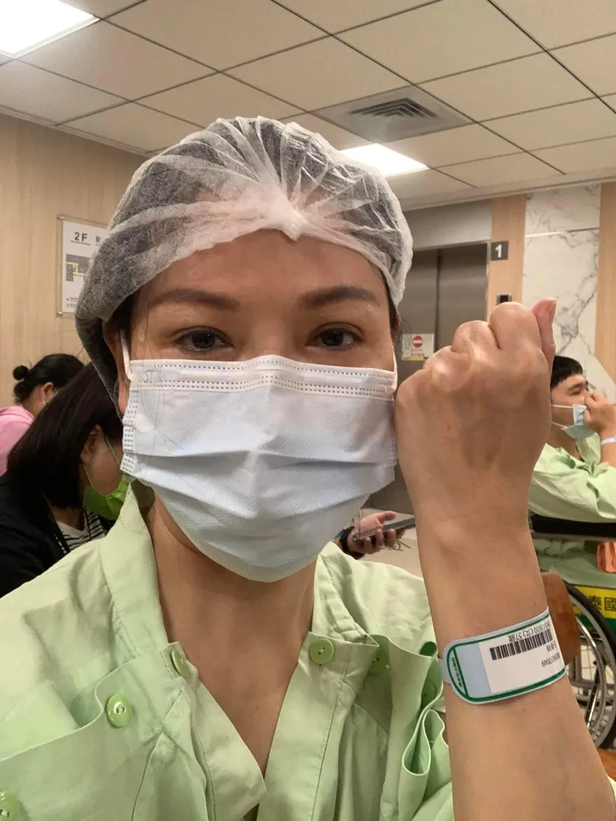 驚！資深女星「乳癌復發」吞藥輕生獲救！女兒貼身照護　最新狀況曝