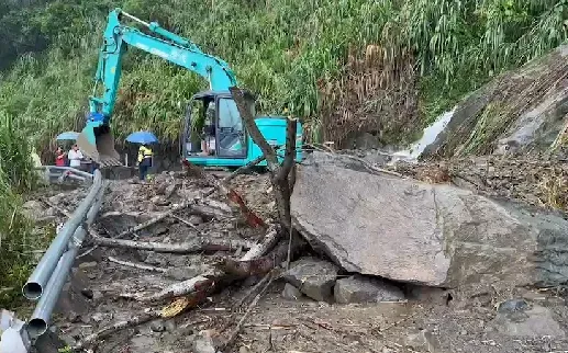 卡努災情/大雨狂灌嘉義！圓潭生態園溪水暴漲　達邦公路27k處緊急搶修中