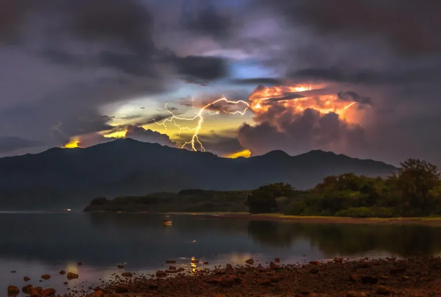 快訊/卡努颱風環流發威　「這地區」雨彈炸到傍晚！
