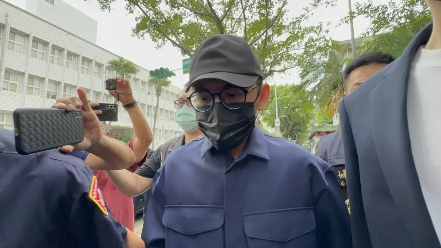 影/黃子佼頭戴鴨舌帽黑口罩　滿臉鬍渣憔悴走進北檢