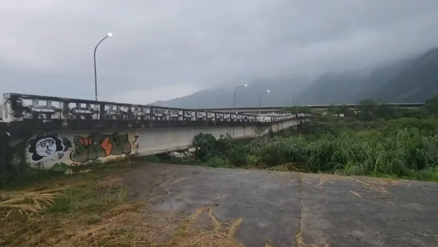 卡努災情/地基掏空！南投守城橋塌陷20cm呈「波浪狀」　警緊急封閉禁止通行