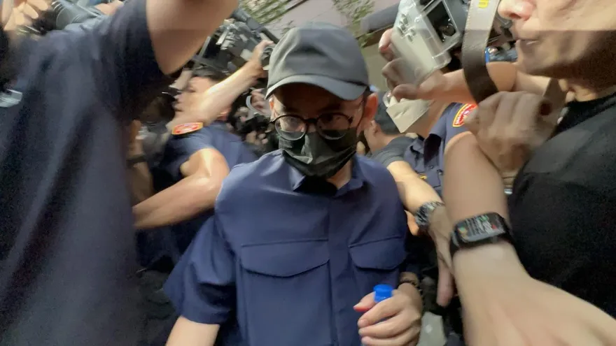 影/黃子佼複訊結束35萬交保　5名保鑣護送步出北檢