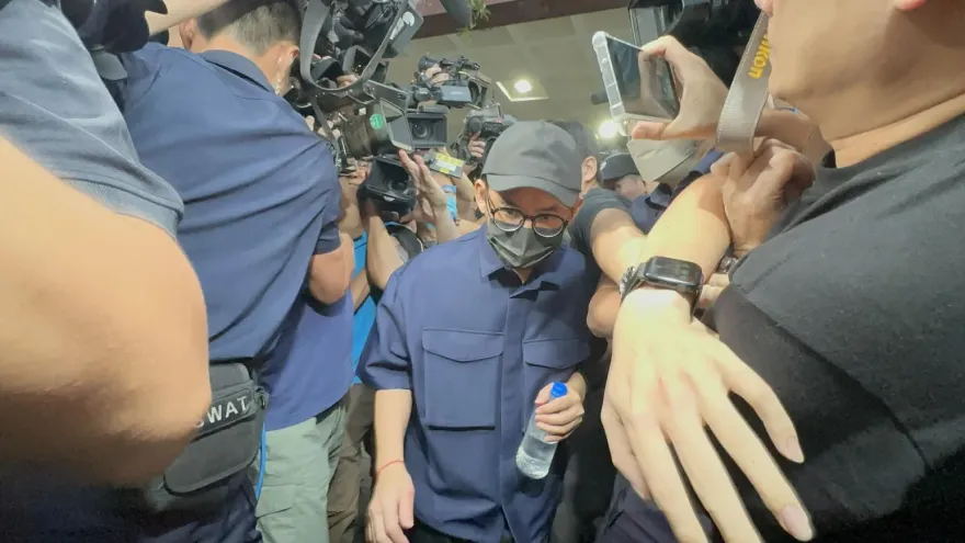 影/王牌女律師背景曝光！黃子佼35萬元交保後現身仍沈默快閃