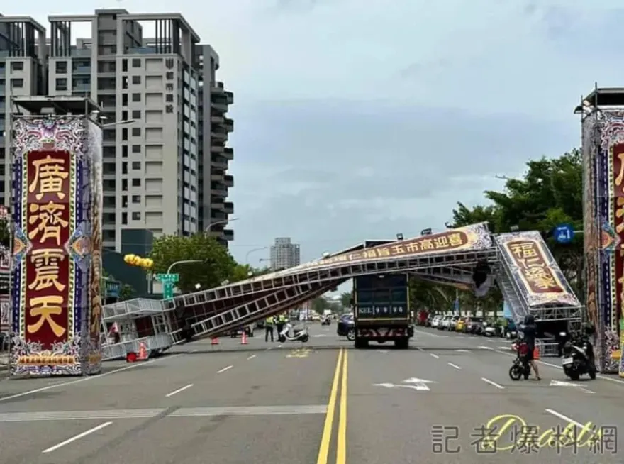 韓國女神DJ降臨高雄宮廟！開演前…活動牌樓慘遭吹倒壓2車　離譜畫面曝光