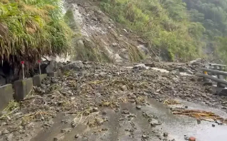 快訊/豪雨落石不斷阻礙交通！嘉義縣宣布3地區5日停班停課