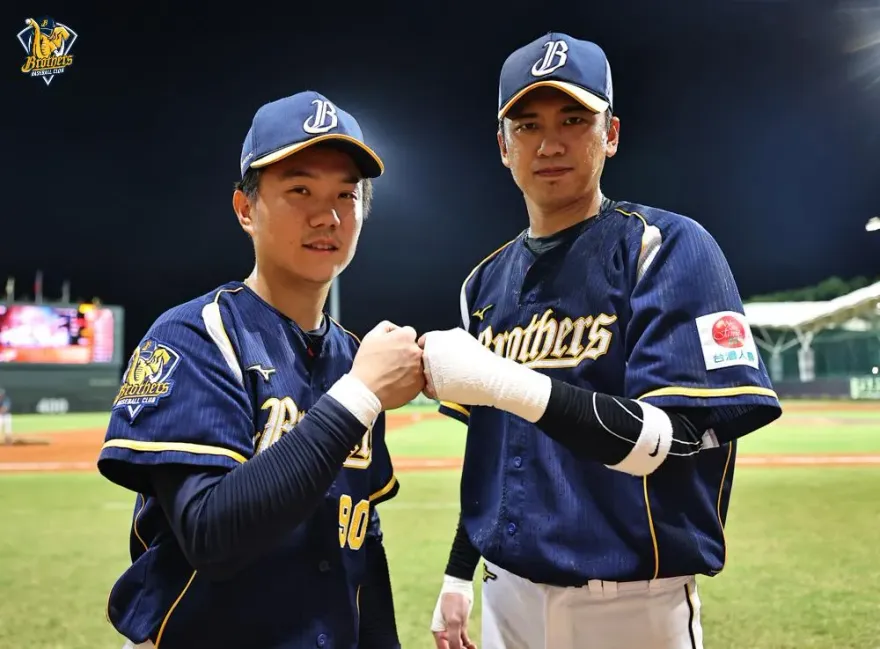 影/史上第2次！聯手王威晨首局「背靠背」開轟　江坤宇直呼太神奇