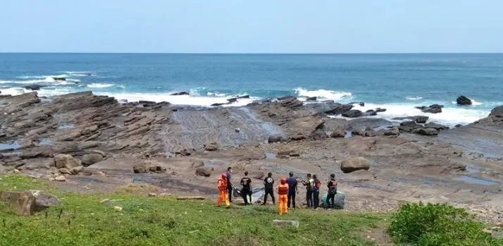 嚇壞！海邊驚見男浮屍疑「被海浪拍打上岸」　全身赤裸浮腫難辨