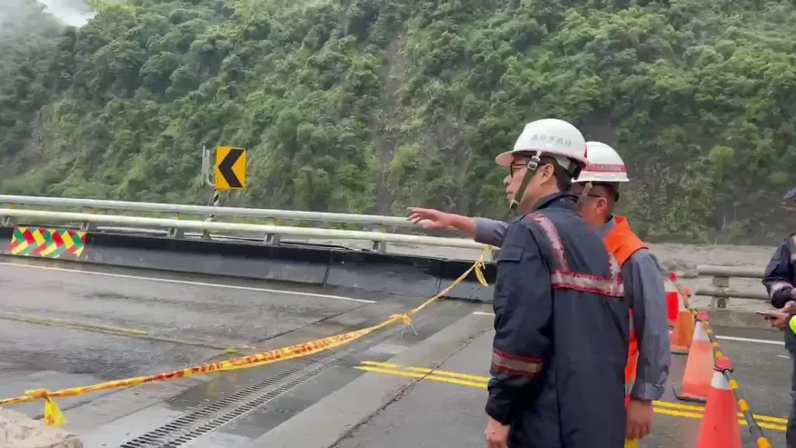 大雨狂襲高雄桃源山區　陳其邁前往勘災：必要時請空勤總隊直升機協助