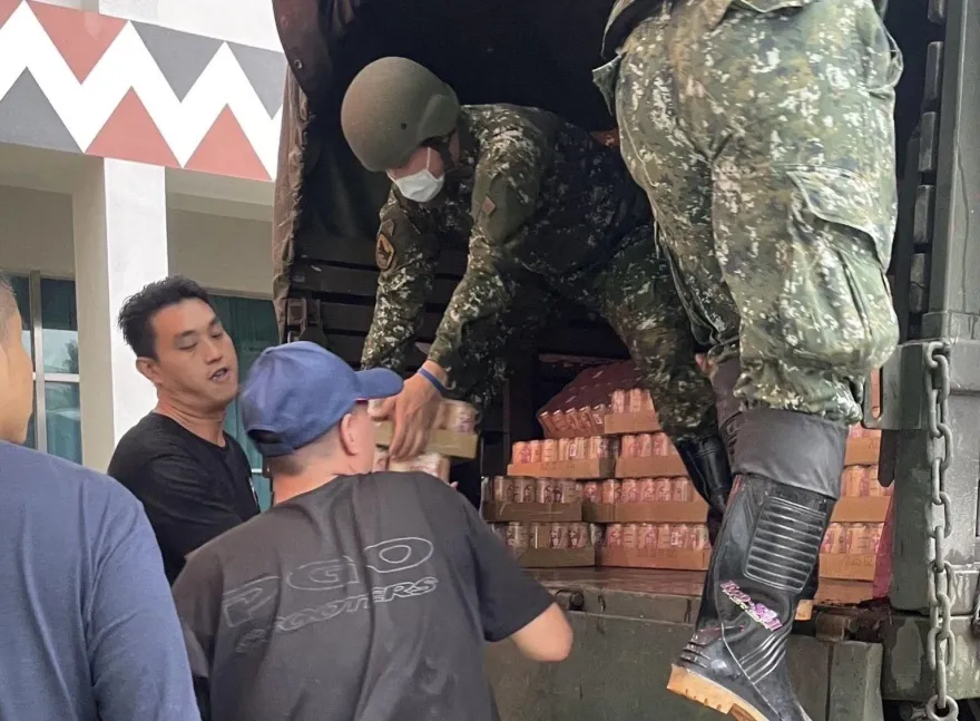 影/國軍投入救災南投仁愛鄉！癌末病患發燒急送醫