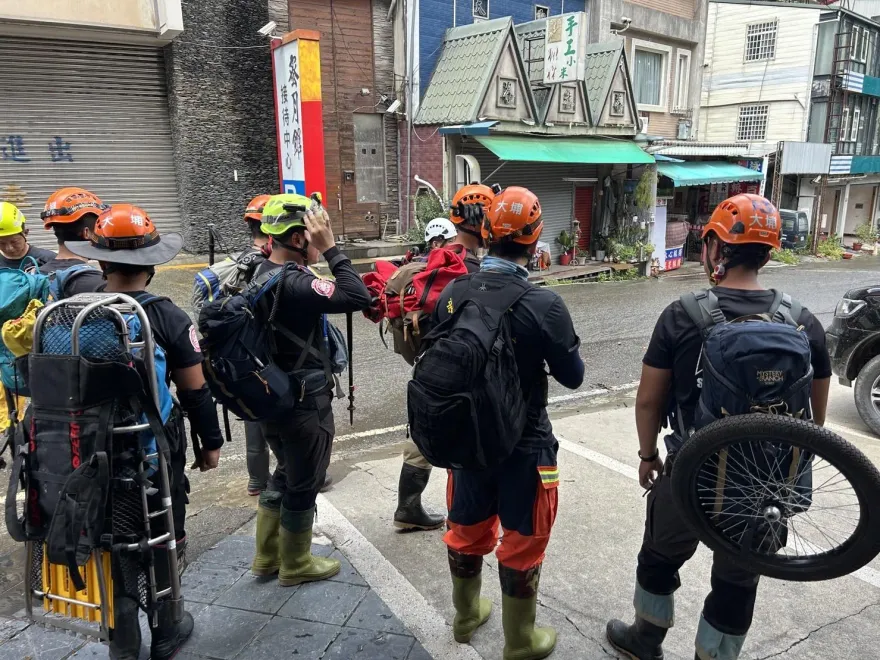 卡努災情/廬山80人受困溫泉山莊　警消挺入瘡痍村莊、背百歲嬤下山
