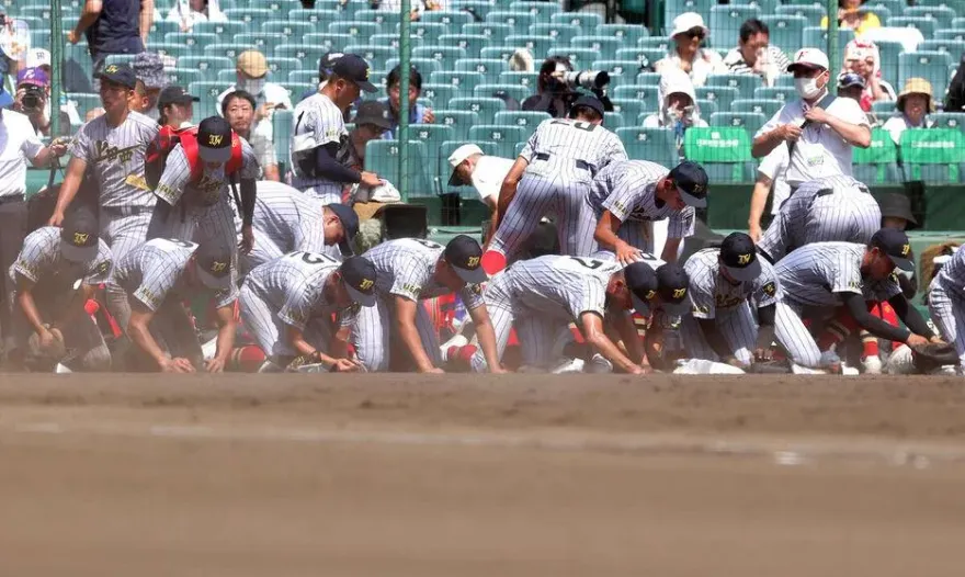 暌違4年第一把！甲子園的土可以帶走啦　上田西小將超感動