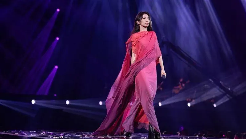快訊/砰！田馥甄巡演突巨響　燈光音訊中斷1分鐘嚇壞歌迷「原因出在這」