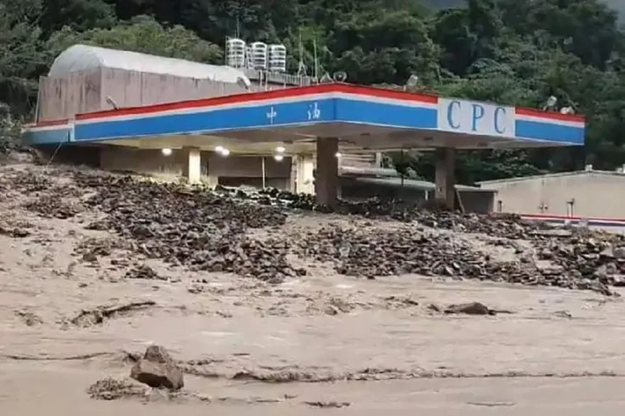 影/「最悲情加油站」4度遭土石流穿心吞沒　這次損失上看700萬