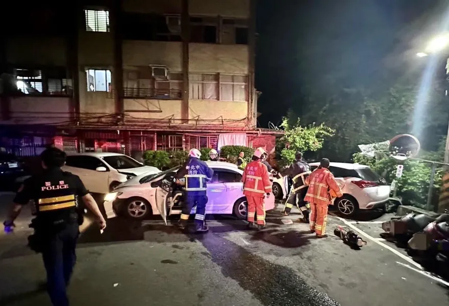 快訊/新北汐止深夜3車連環撞　1人夾困送醫急救