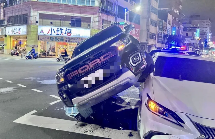 快訊/影片曝光！高雄深夜車禍成街頭奇景　LEXUS路口被皮卡硬騎
