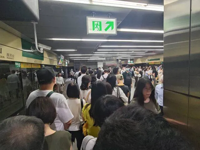 快訊/上班時間「北捷出包」！人潮塞滿月台熱爆　網怒：空調27度慢性謀殺