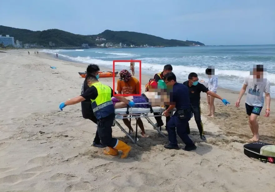 快訊/翡翠灣55歲男「遭浪捲走10米」搶救不治　張震嶽幫CPR畫面曝