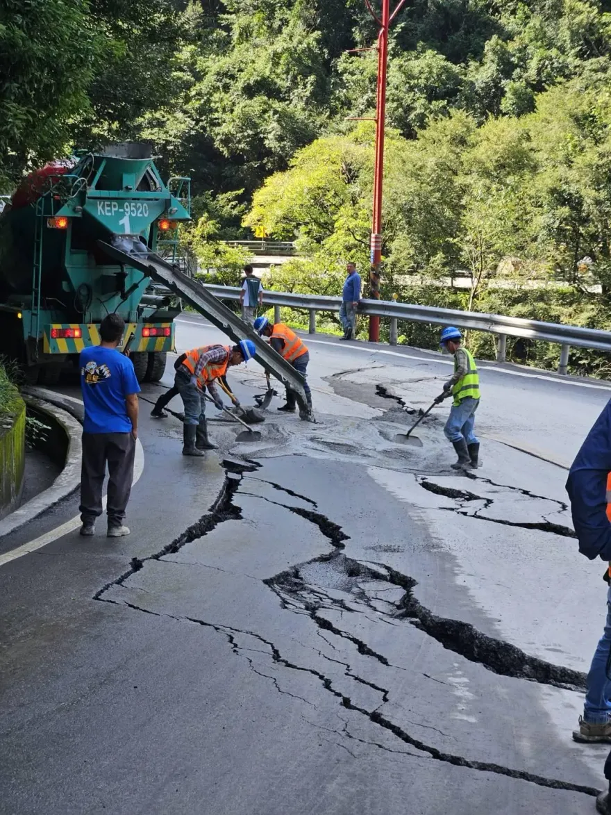 影/豪雨重創南投！台14線忠勇橋「路基掏空」塌陷龜裂　埔里到霧社暫時封閉