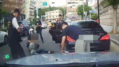 影/鎮暴槍都出來了！北投莽男被超車亮傢伙攔車　落網扯「打流浪狗用」