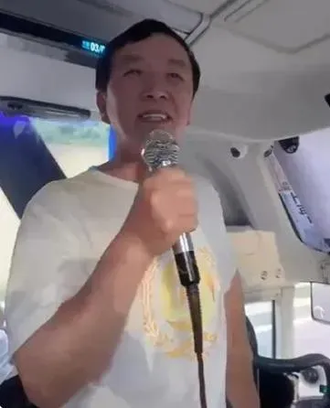 影/斷魂畫面曝光！教授真的「笑死」了　講笑話下秒翻眼倒地沒氣