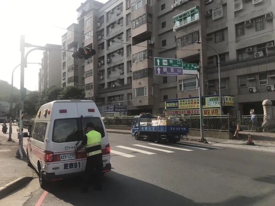 快訊/五股男童過馬路遭撞擊「臉腫血狂流」　騎士辯：公車擋住視線