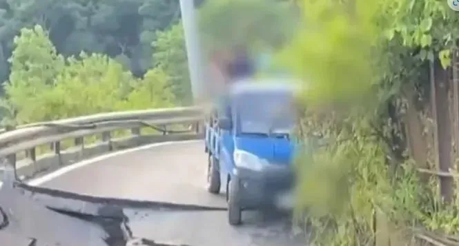 影/悚！菜車才剛過「路就消失了」　力行道路崩坍、6人差1秒魂斷山谷