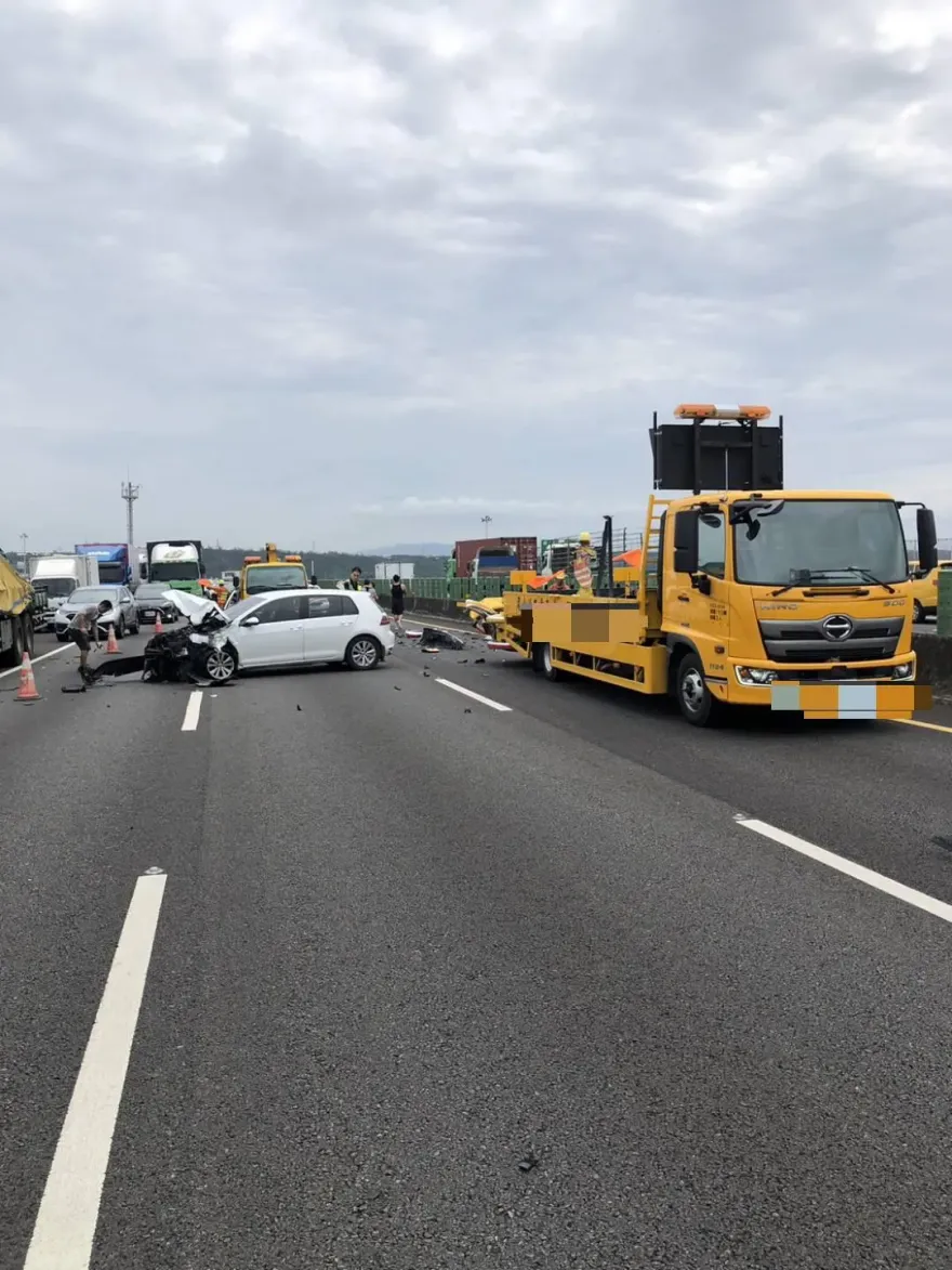 「自動駕駛」又惹禍！國3轎車衝撞「緩撞車」4人送醫　車頭全毀爛