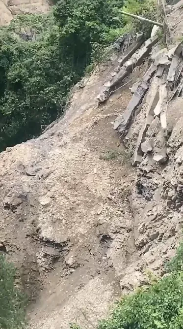 影/泥流傾瀉空拍！南投台14線忠勇橋路段再次中斷　雙向封閉