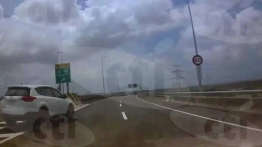 爆料找中天/國道錯過出口匝道！惡劣駕駛竟跨槽化線硬切　2寶爸險遭砂石車追撞