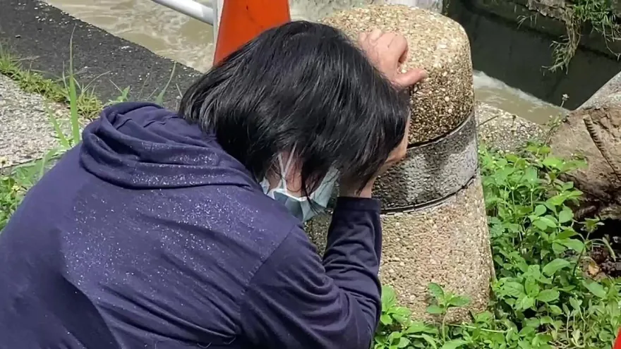 剛送完外婆出殯！文藻女大生練騎車摔溝亡　母1天痛失2至親跪地痛哭