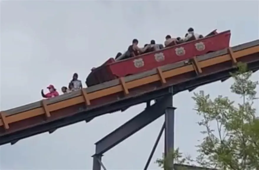 小人國遊樂設施「卡6層樓半空軌道」！15遊客嚇壞走軌道脫困