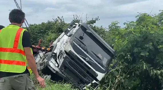 驚險車禍！國1西螺段2車碰撞慘摔邊坡　廂型車旅遊團8人送醫