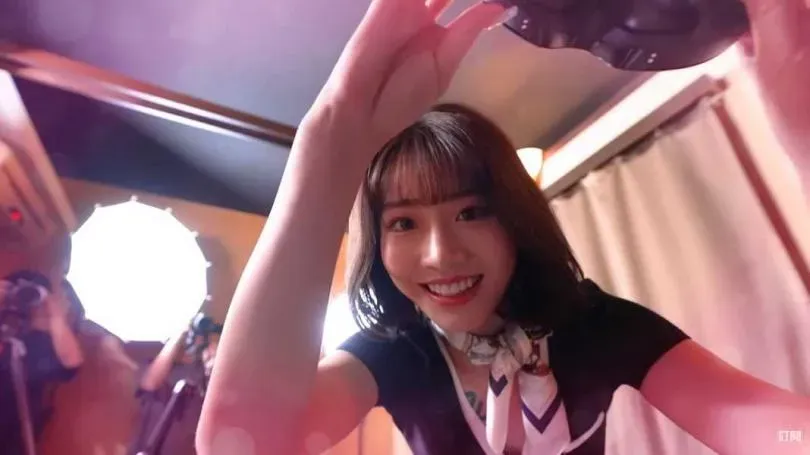 看AV按摩到一半！河北彩花突現身嬌喊「舒服嗎」　Joeman羞爆：本人真香