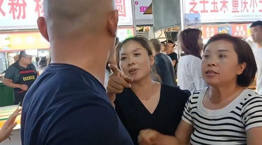 影/15歲女孩買207元水果撈嫌「太貴」　遭店家圍堵辱罵「是爸爸的小三」