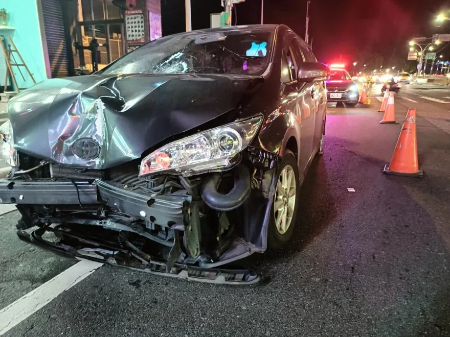 快訊/淡水嚴重車禍！休旅車失控直衝機車待轉區「1人遭拖行重傷」10餘車毀