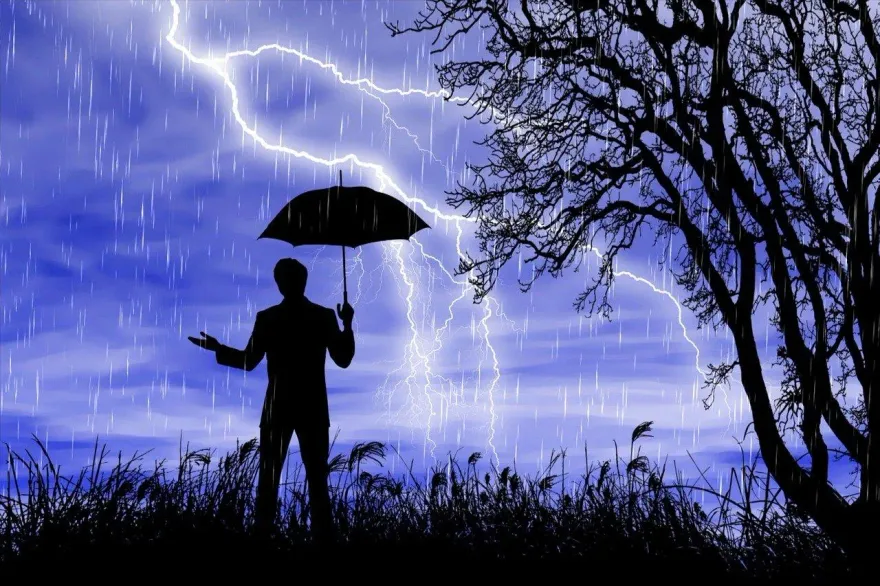 西南風狂甩雨彈！未來一周「3縣市」慎防致災雨勢　蘭恩今增強為中颱