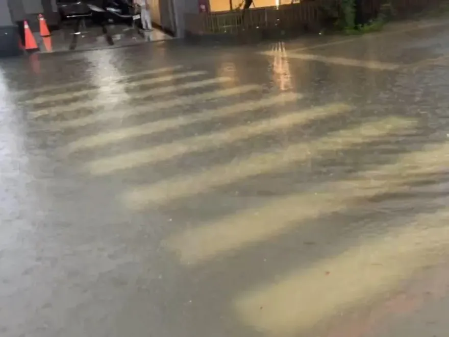 快訊/西南風狂甩雨水！南高「13區」淹水警戒　5縣市大雨特報