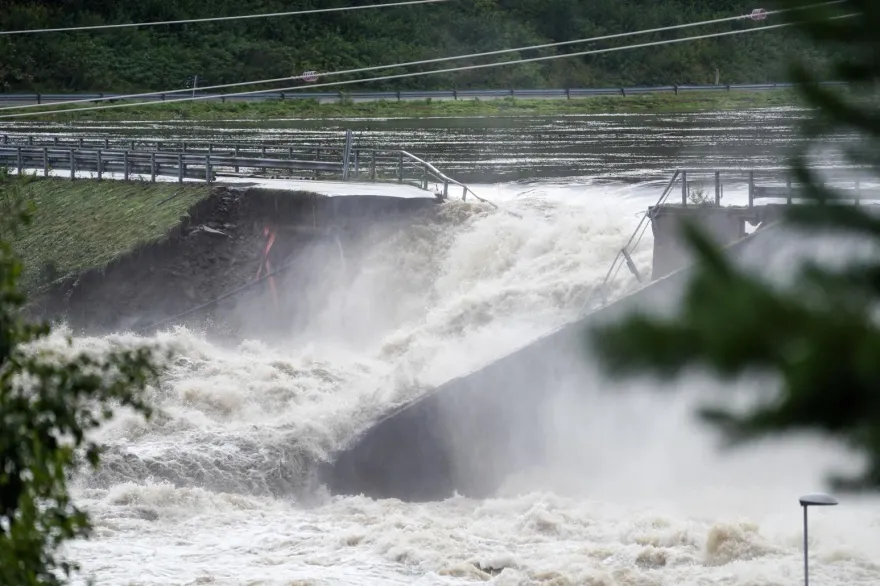 影/挪威暴雨成災！大壩潰堤沖垮道路、房屋遭捲走水上飄