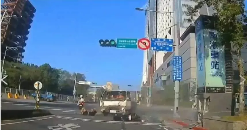 跟車太近！小貨車急煞失控猛撞路燈　後方騎士閃避不及也遭殃