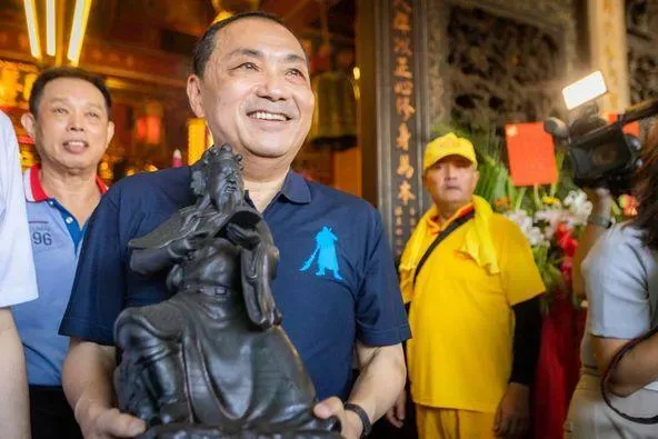 不只發影片！參加遶境侯友宜在關公面前承諾：用生命捍衛國家人民