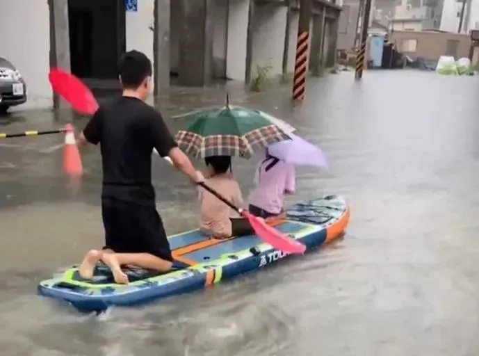 大雨狂炸！多縣市淹大水　家中潮濕「棉被、枕頭」恐成黴菌繁殖溫床