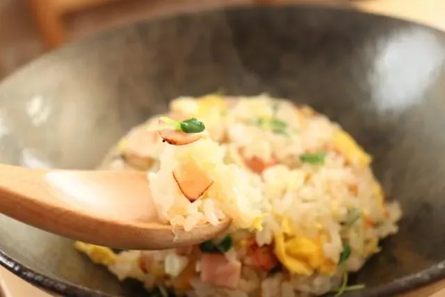 老夫妻吃「隔夜炒飯」釀1死！醫揭「保存4要點」生蔥花要小心