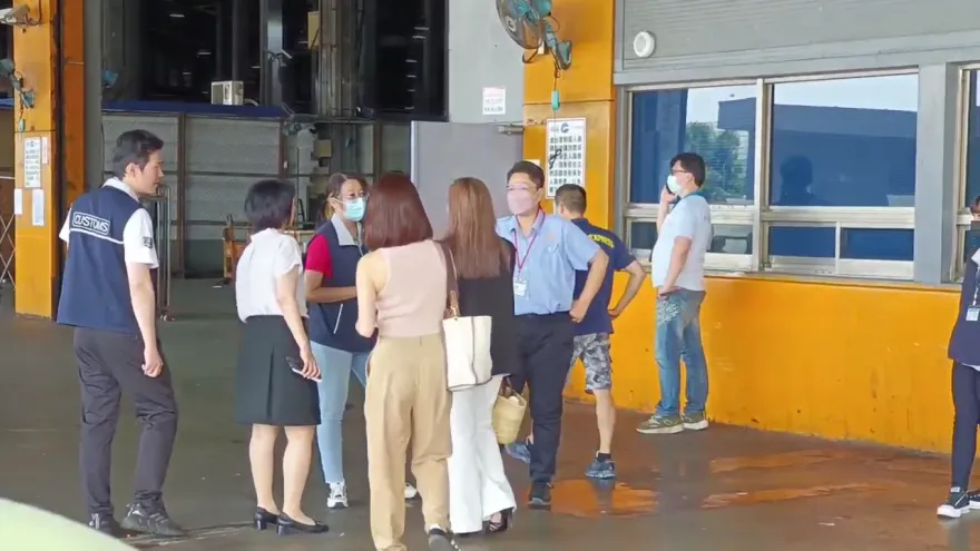 影/抓到了！吳宗憲代言健康食品遭山寨　桃機海關當場查扣113盒